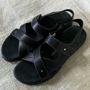 Dunham Women's size 10 black leather Sandals